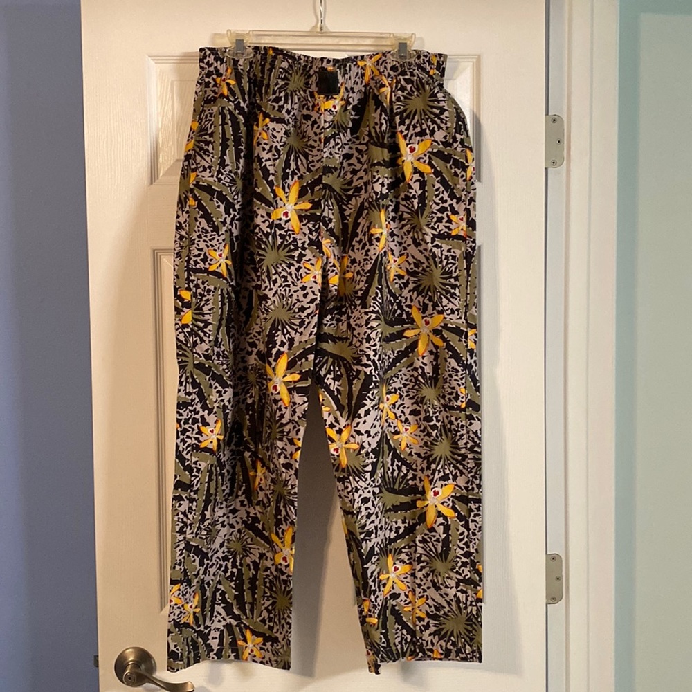 Women’s patterned pants size XL